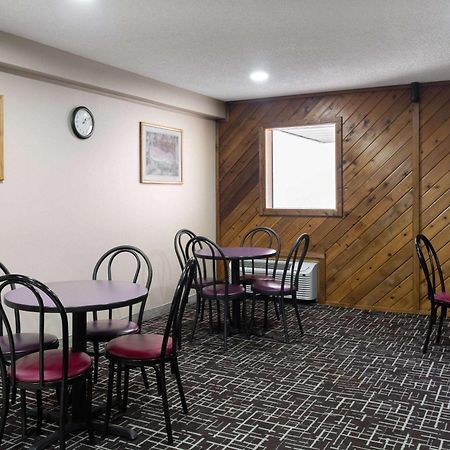 Super 8 By Wyndham Dyersville Екстериор снимка