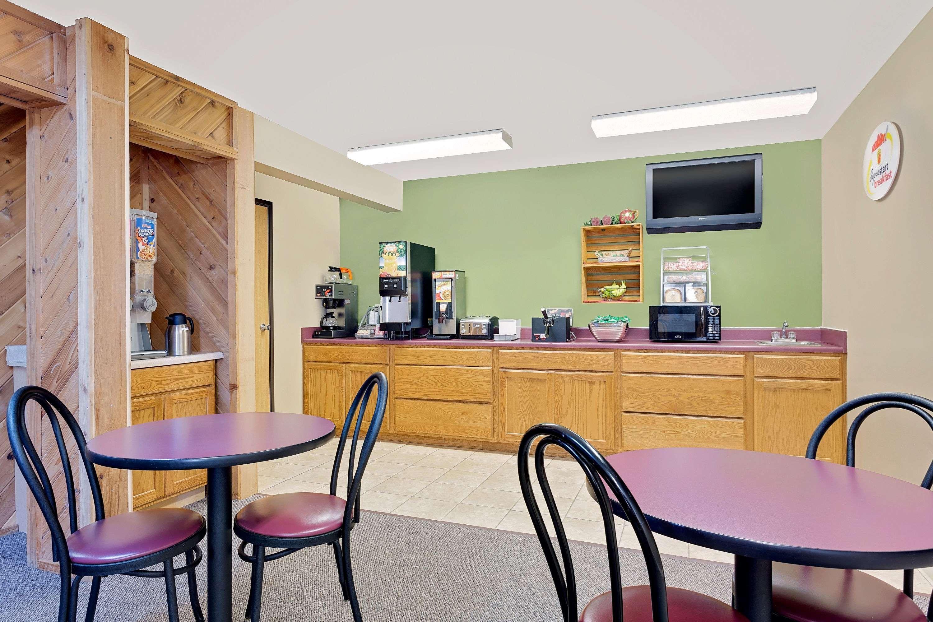 Super 8 By Wyndham Dyersville Екстериор снимка