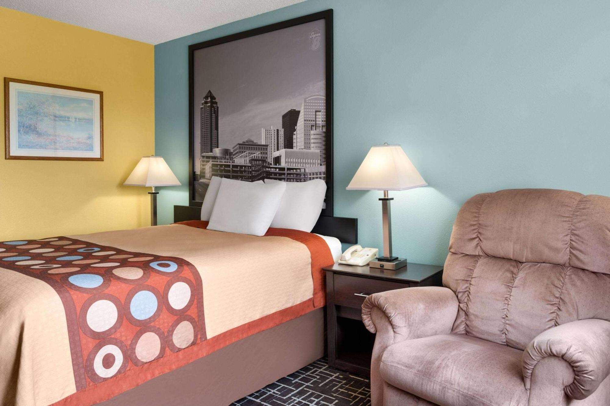 Super 8 By Wyndham Dyersville Екстериор снимка
