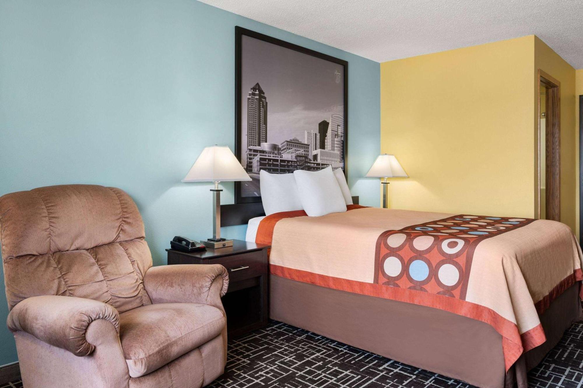 Super 8 By Wyndham Dyersville Екстериор снимка