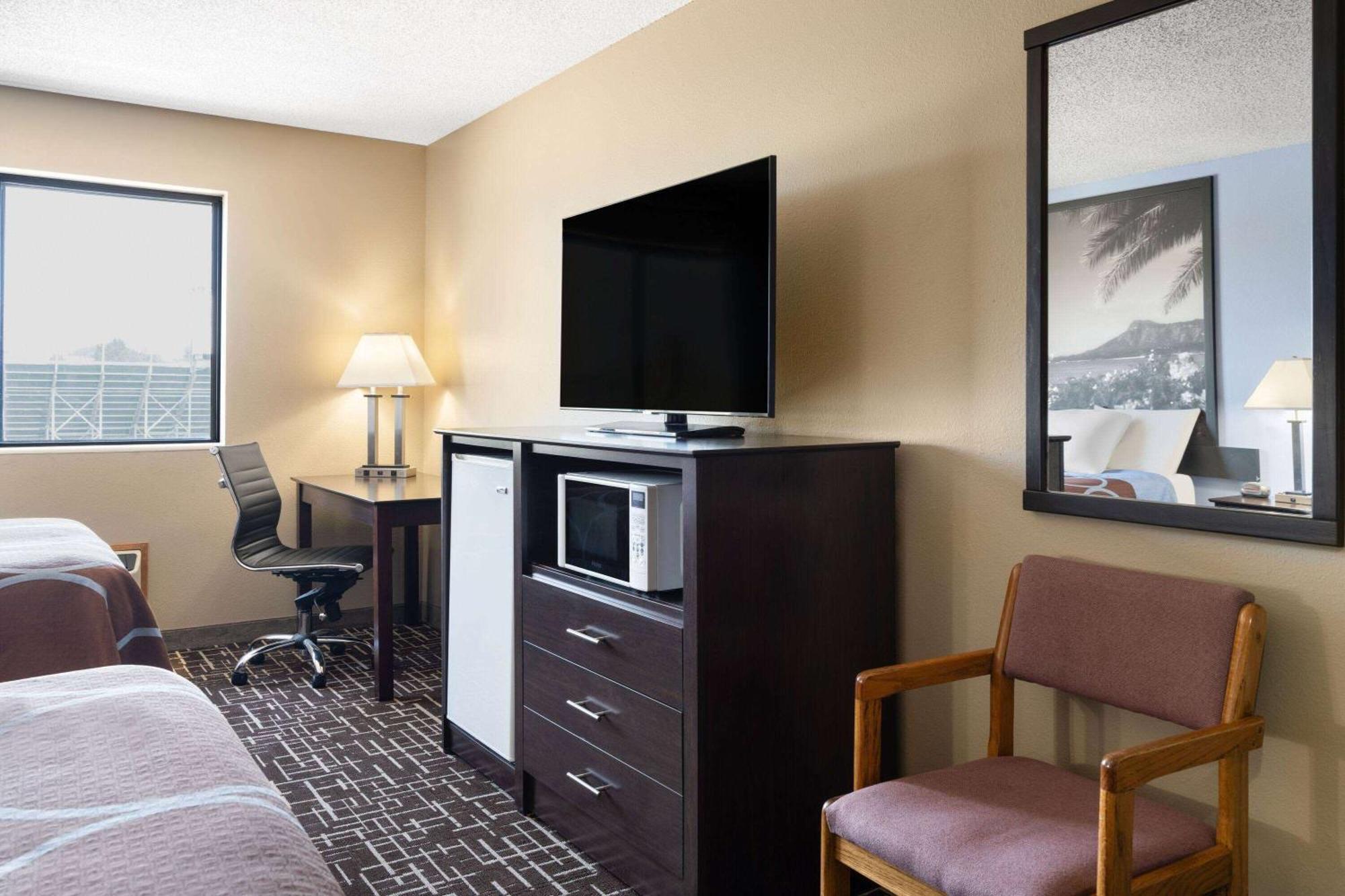 Super 8 By Wyndham Dyersville Екстериор снимка