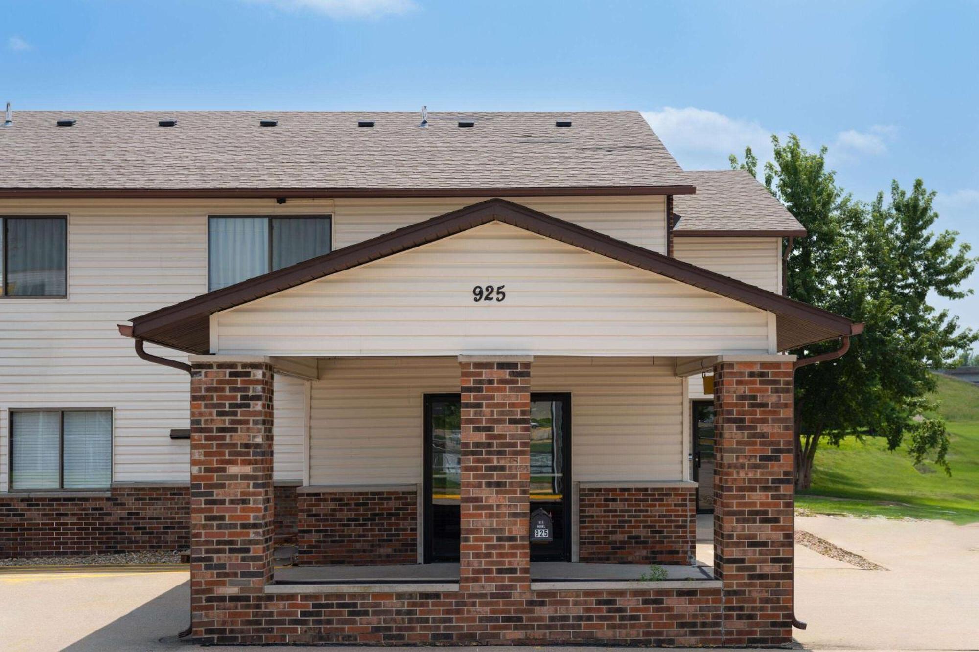 Super 8 By Wyndham Dyersville Екстериор снимка