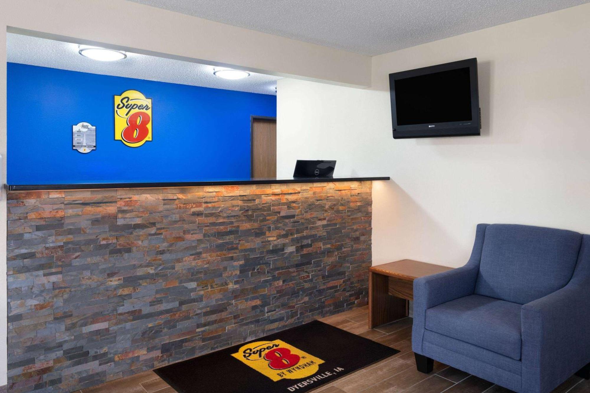 Super 8 By Wyndham Dyersville Екстериор снимка