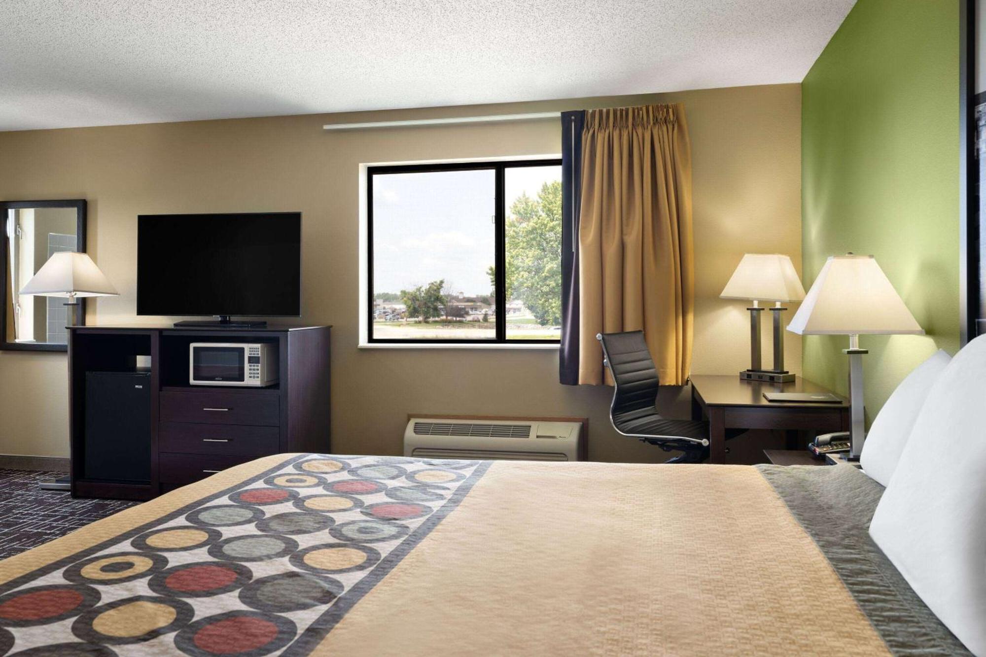 Super 8 By Wyndham Dyersville Екстериор снимка