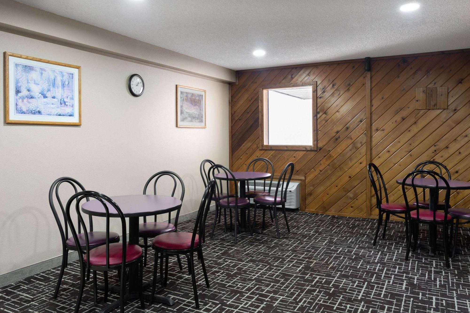 Super 8 By Wyndham Dyersville Екстериор снимка