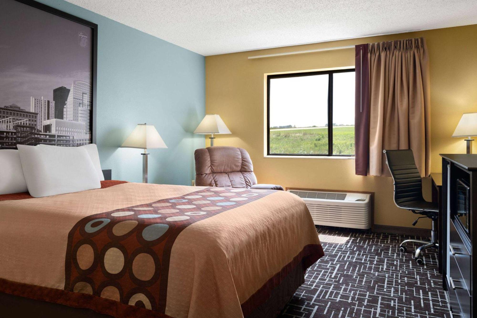 Super 8 By Wyndham Dyersville Екстериор снимка