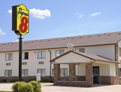 Super 8 By Wyndham Dyersville Екстериор снимка